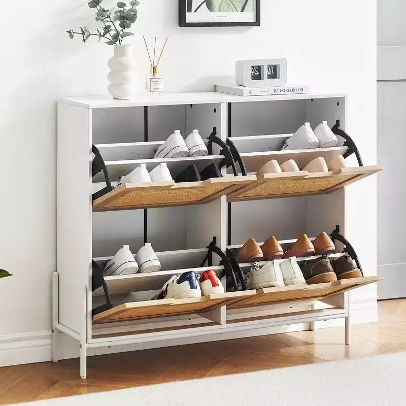 Scarpiera a quattro ante con tre ripiani regolabili, ideale per tacchi alti, stivali e ingressi eleganti: una soluzione perfetta per l'organizzazione del corridoio.