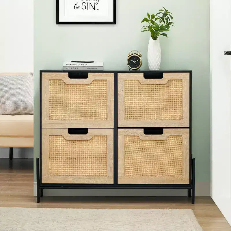 Scarpiera a quattro ante con tre ripiani regolabili, ideale per tacchi alti, stivali e ingressi eleganti: una soluzione perfetta per l'organizzazione del corridoio.