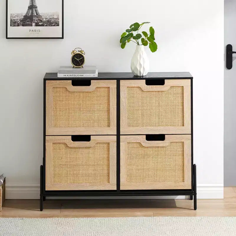 Scarpiera a quattro ante con tre ripiani regolabili, ideale per tacchi alti, stivali e ingressi eleganti: una soluzione perfetta per l'organizzazione del corridoio.