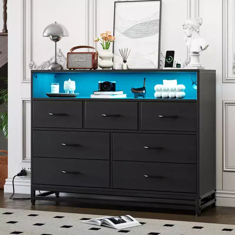 Cassettiera a 7 cassetti per camera da letto, con luci LED e stazione di ricarica, comò lungo in legno, grande capacità di archiviazione per soggiorno
