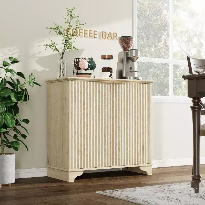 Mobile Bar con Ante Scanalate, Stile Rustico, con Ripiani Regolabili, per Sala da Pranzo, Salotto.