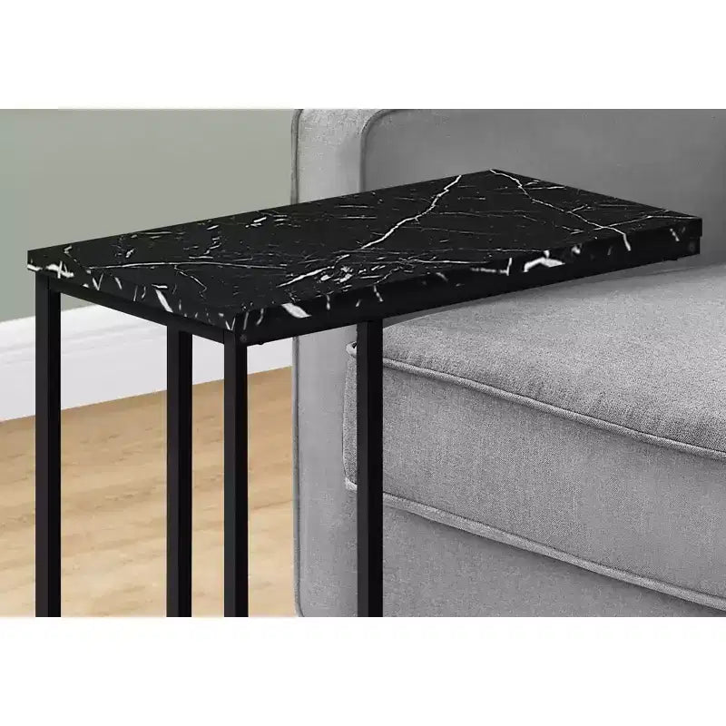 Tavolino d'appoggio a C Okak Minimalism con struttura in metallo, tavolino vassoio moderno, tavolino da bracciolo per divano da soggiorno, camera da letto