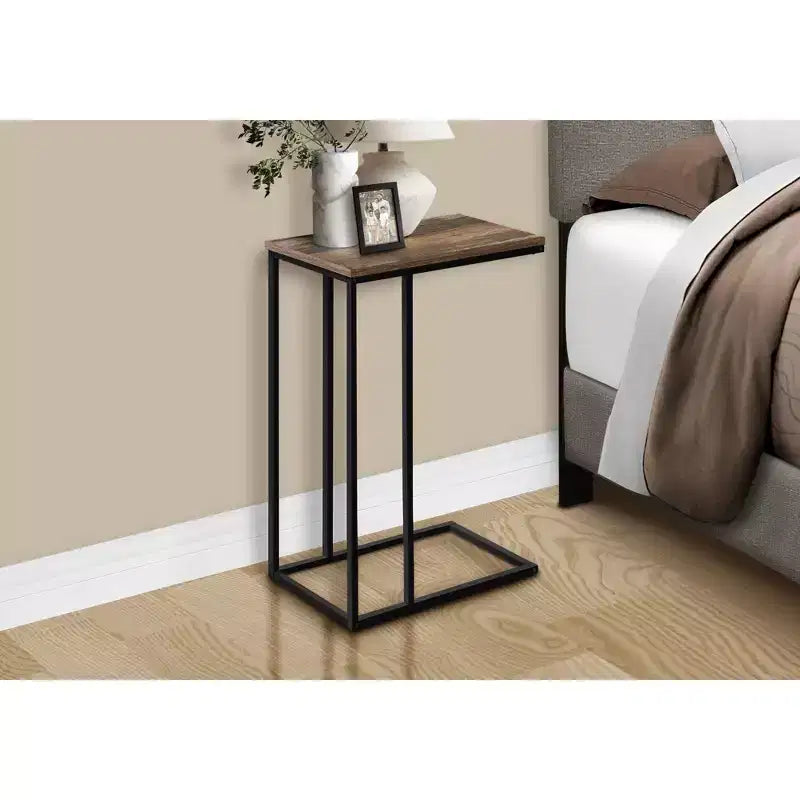 Tavolino d'appoggio a C Okak Minimalism con struttura in metallo, tavolino vassoio moderno, tavolino da bracciolo per divano da soggiorno, camera da letto