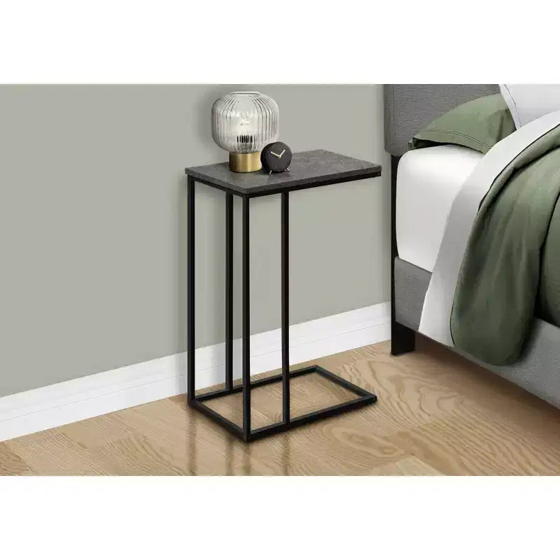 Tavolino d'appoggio a C Okak Minimalism con struttura in metallo, tavolino vassoio moderno, tavolino da bracciolo per divano da soggiorno, camera da letto