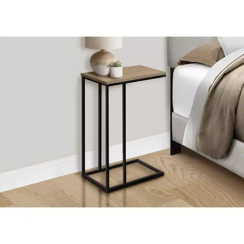 Tavolino d'appoggio a C Okak Minimalism con struttura in metallo, tavolino vassoio moderno, tavolino da bracciolo per divano da soggiorno, camera da letto