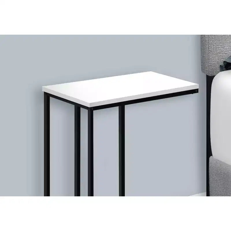 Tavolino d'appoggio a C Okak Minimalism con struttura in metallo, tavolino vassoio moderno, tavolino da bracciolo per divano da soggiorno, camera da letto
