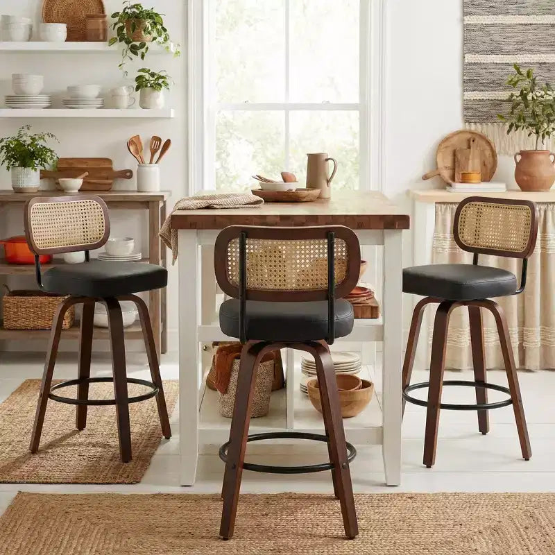 Set di 3 sgabelli da bar girevoli ad altezza bancone Homy Casa, schienale in rattan con seduta imbottita, gambe in legno di noce, altezza seduta 65 cm