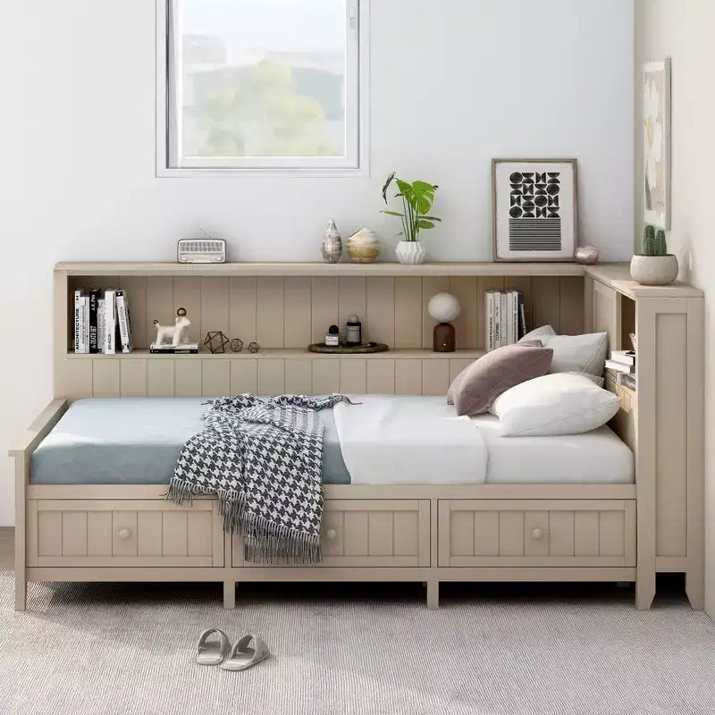 Divano letto contenitore in legno, base letto a piattaforma con mensole e 3 cassetti e ante scorrevoli, letto ad angolo a L con contenitori, bianco antico