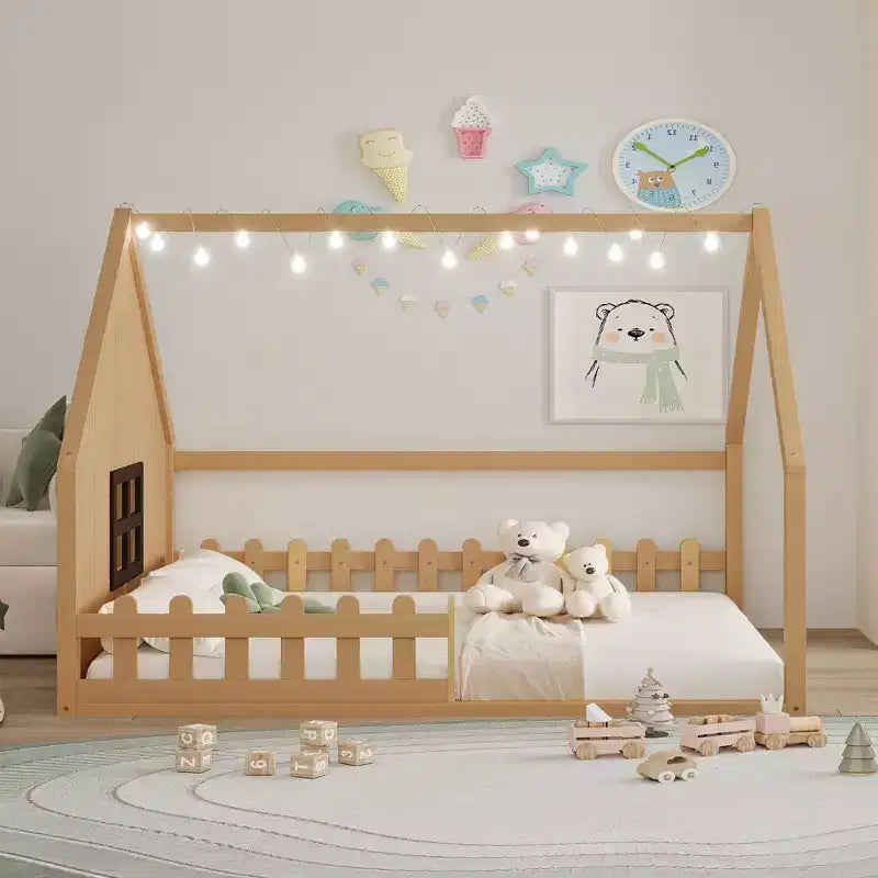 Struttura letto matrimoniale Okak con testiera contenitore, letto a piattaforma matrimoniale in legno massello con finestra e recinzione per camera da letto, naturale