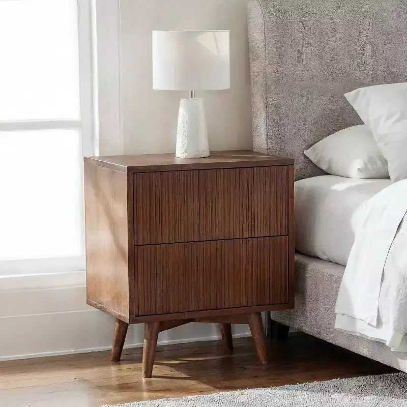 Teamson Home Tremolo Comodino Moderno Boho a 2 Cassetti con Legno Massello e Frontali Scanalati Contemporanei