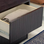 Teamson Home Tremolo Comodino Moderno Boho a 2 Cassetti con Legno Massello e Frontali Scanalati Contemporanei