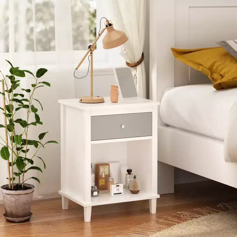 Comodino in legno Whisen da 67,99 cm di altezza con un cassetto e un ripiano per bambini e adulti