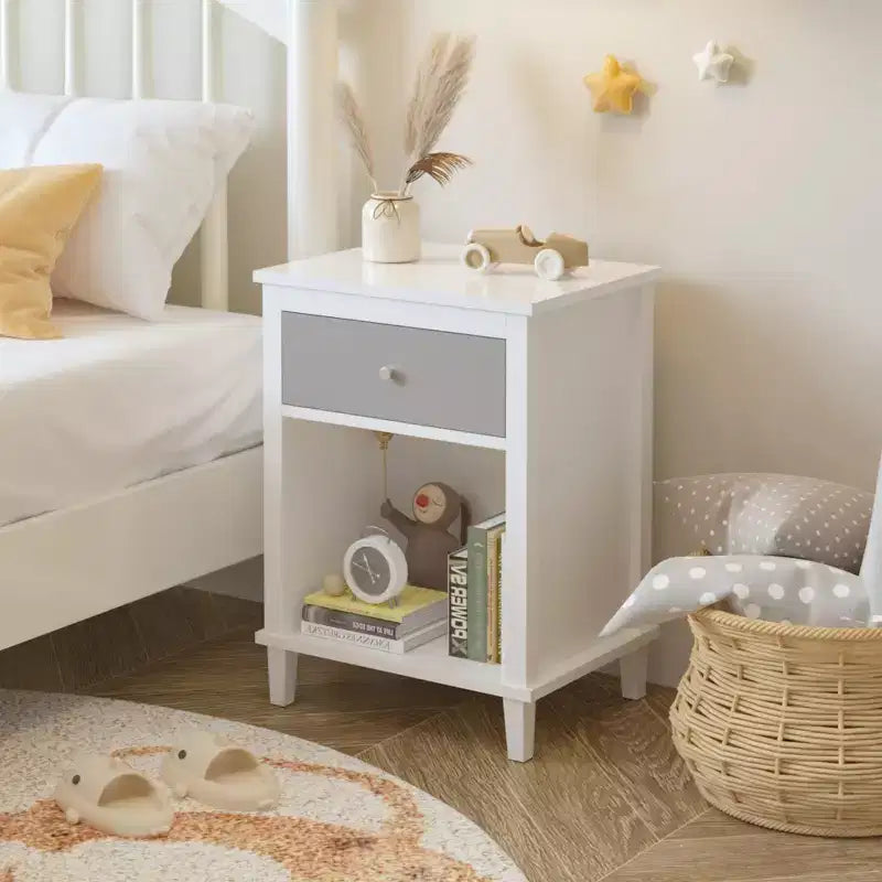 Comodino in legno Whisen da 67,99 cm di altezza con un cassetto e un ripiano per bambini e adulti
