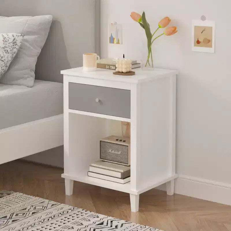 Comodino in legno Whisen da 67,99 cm di altezza con un cassetto e un ripiano per bambini e adulti