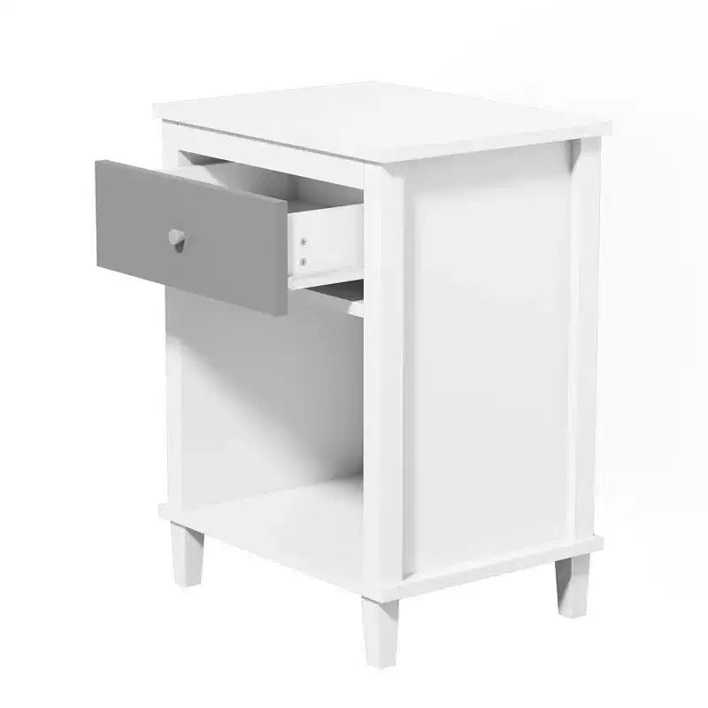 Comodino in legno Whisen da 67,99 cm di altezza con un cassetto e un ripiano per bambini e adulti