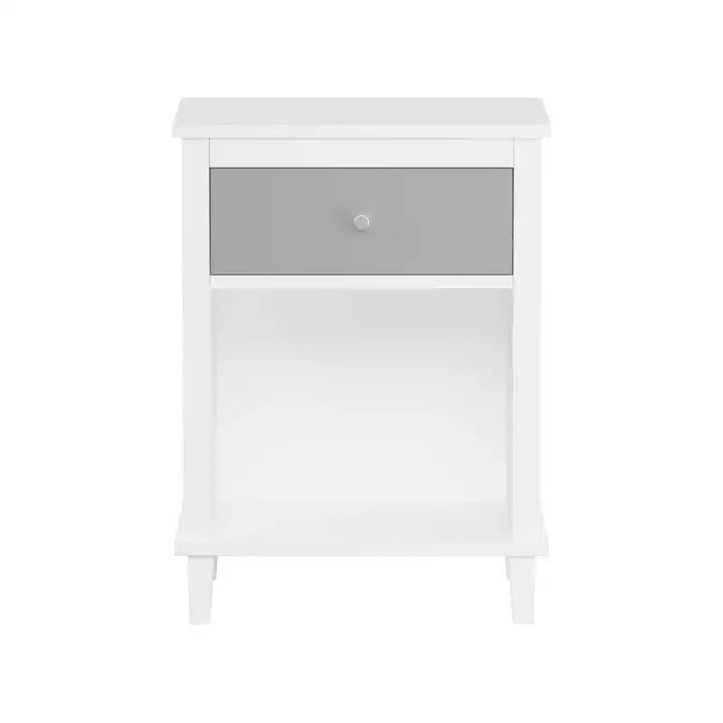 Comodino in legno Whisen da 67,99 cm di altezza con un cassetto e un ripiano per bambini e adulti