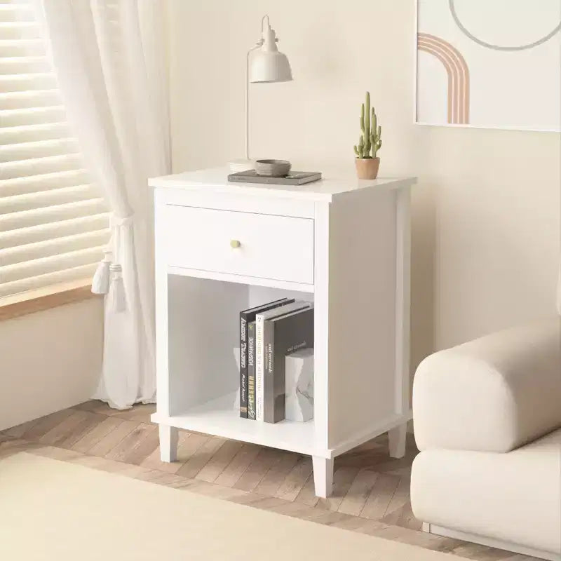 Comodino in legno Whisen da 67,99 cm di altezza con un cassetto e un ripiano per bambini e adulti