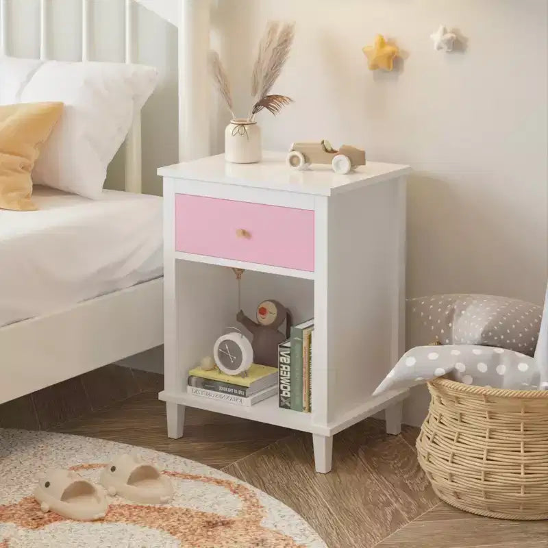 Comodino in legno Whisen da 67,99 cm di altezza con un cassetto e un ripiano per bambini e adulti