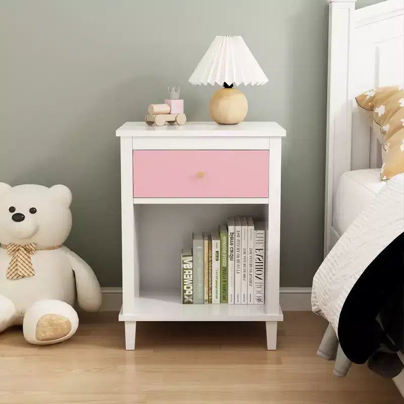 Comodino in legno Whisen da 67,99 cm di altezza con un cassetto e un ripiano per bambini e adulti