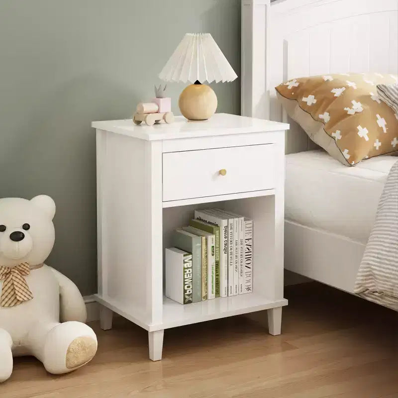 Comodino in legno Whisen da 67,99 cm di altezza con un cassetto e un ripiano per bambini e adulti