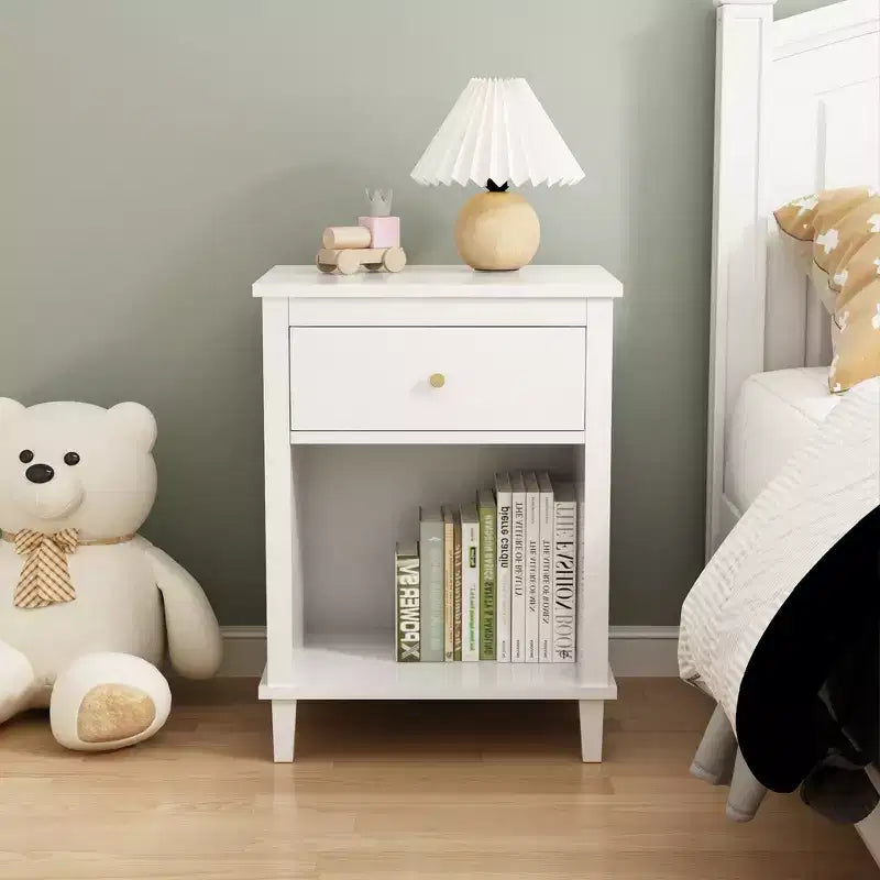 Comodino in legno Whisen da 67,99 cm di altezza con un cassetto e un ripiano per bambini e adulti
