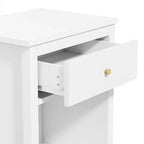 Comodino in legno Whisen da 67,99 cm di altezza con un cassetto e un ripiano per bambini e adulti