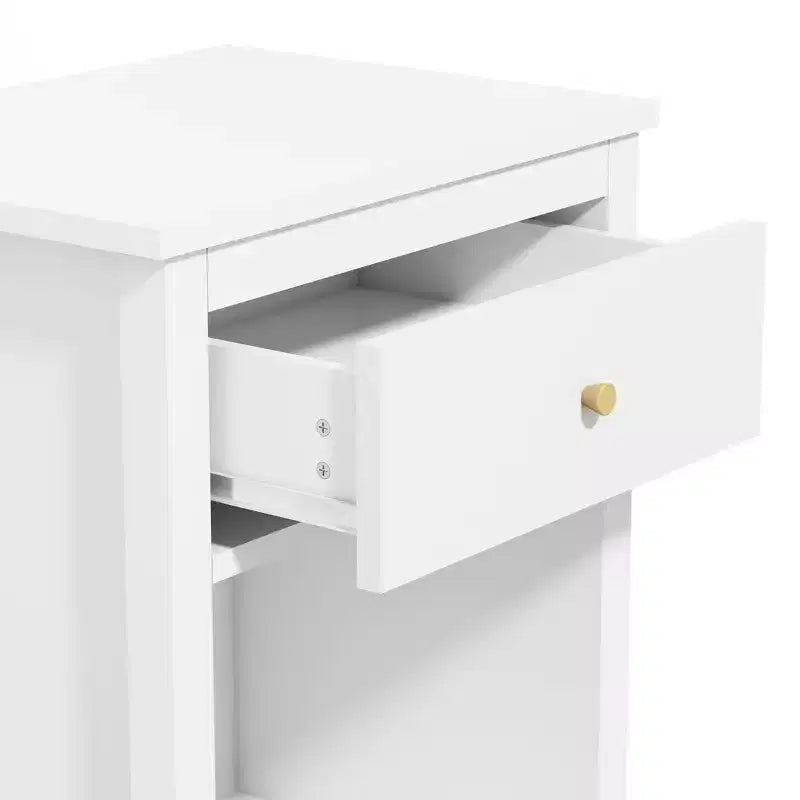 Comodino in legno Whisen da 67,99 cm di altezza con un cassetto e un ripiano per bambini e adulti