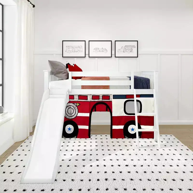 Letto a soppalco basso per gemelli con scivolo facile e tenda a tema camion dei pompieri
