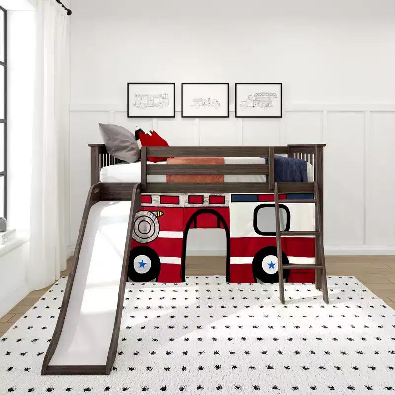 Letto a soppalco basso per gemelli con scivolo facile e tenda a tema camion dei pompieri