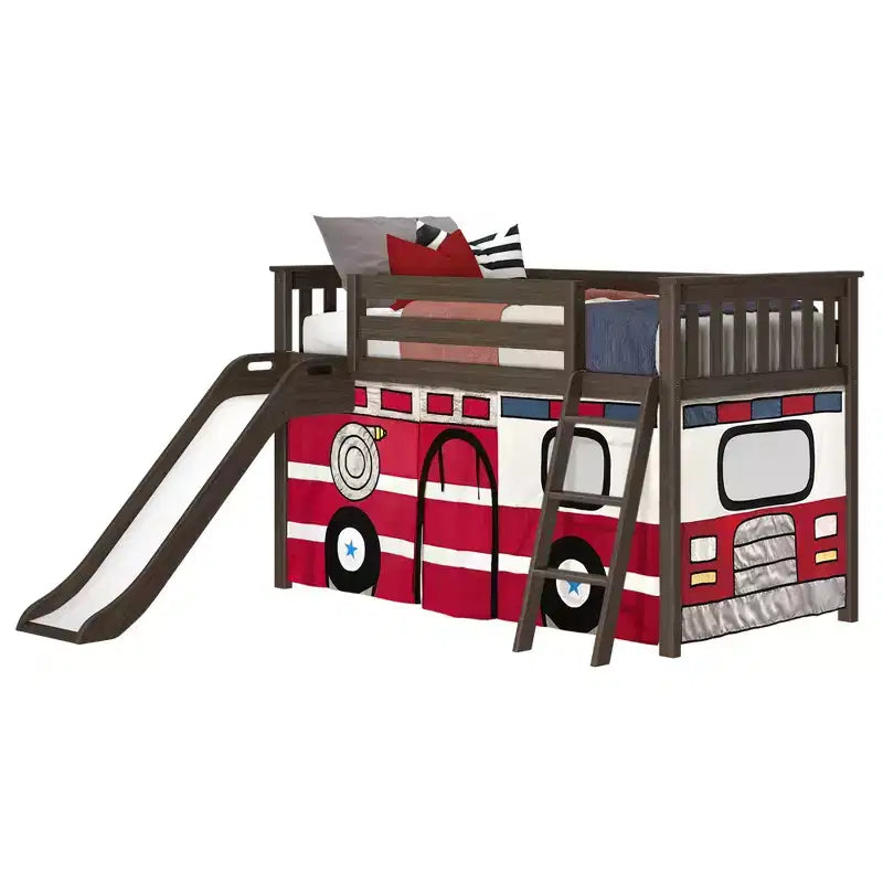 Letto a soppalco basso per gemelli con scivolo facile e tenda a tema camion dei pompieri
