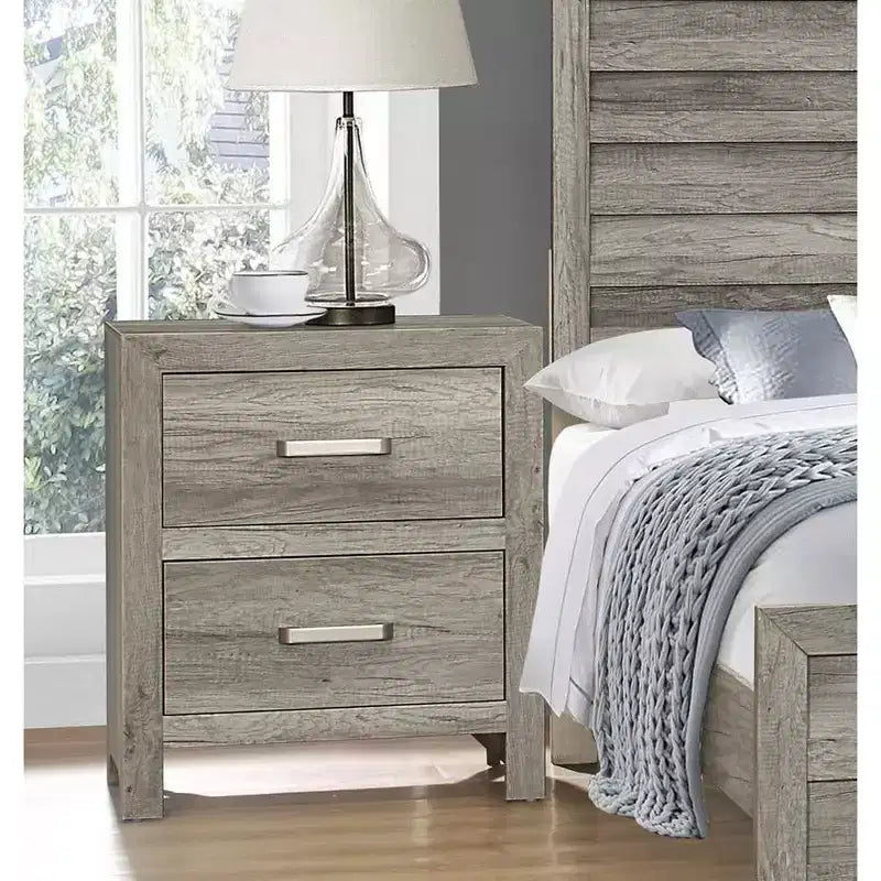 Comodino per camera da letto con estetica di transizione impiallacciatura in simil legno finitura grigio anticato ferramenta in nichel tavolino da notte