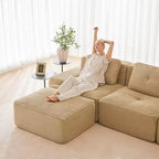Divano componibile moderno a L 117 per soggiorno, in tessuto a coste, divano a 3 posti con seduta profonda e pouf mobile, color cammello