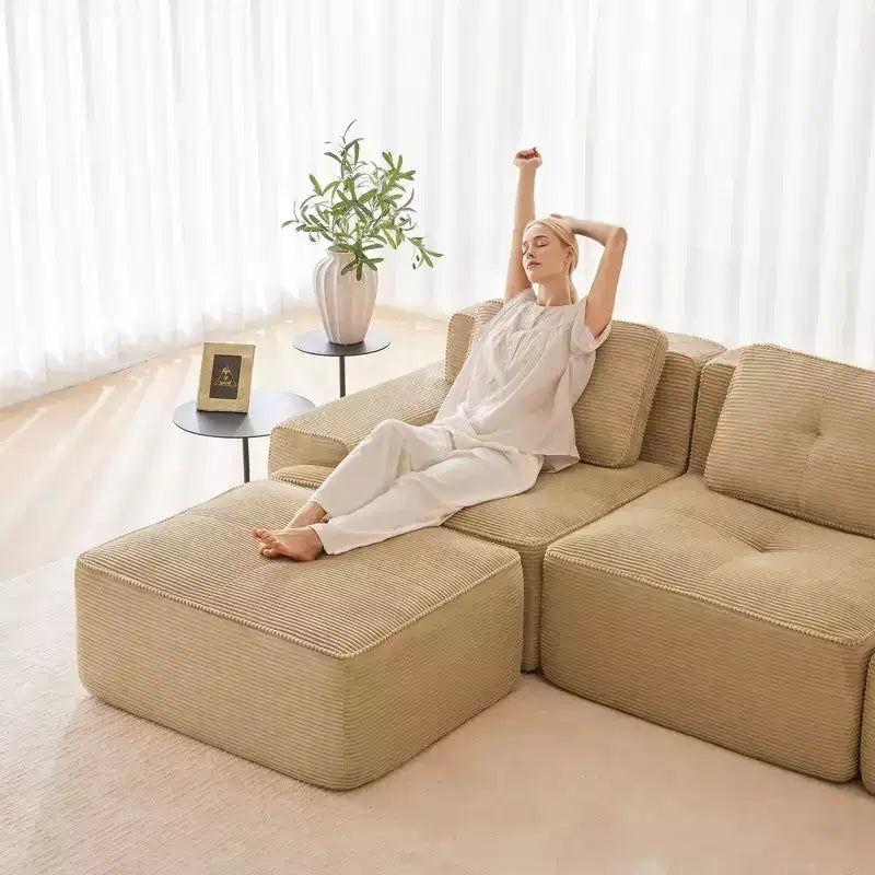 Divano componibile moderno a L 117 per soggiorno, in tessuto a coste, divano a 3 posti con seduta profonda e pouf mobile, color cammello