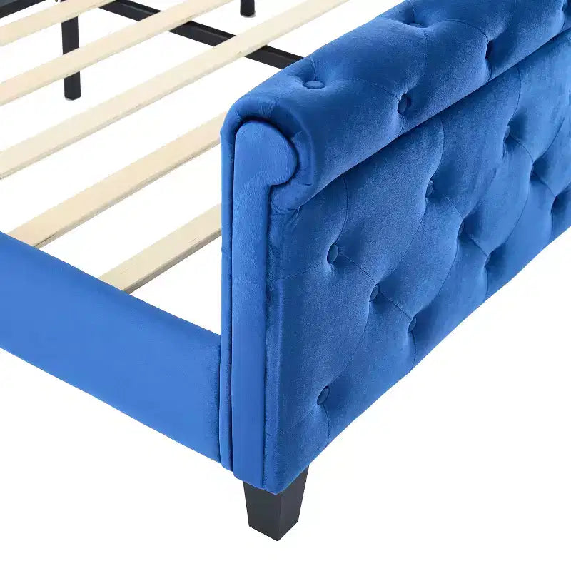 Letto a slitta imbottito Christopher Knight Home Boyle con testiera ad alette e pediera a volute
