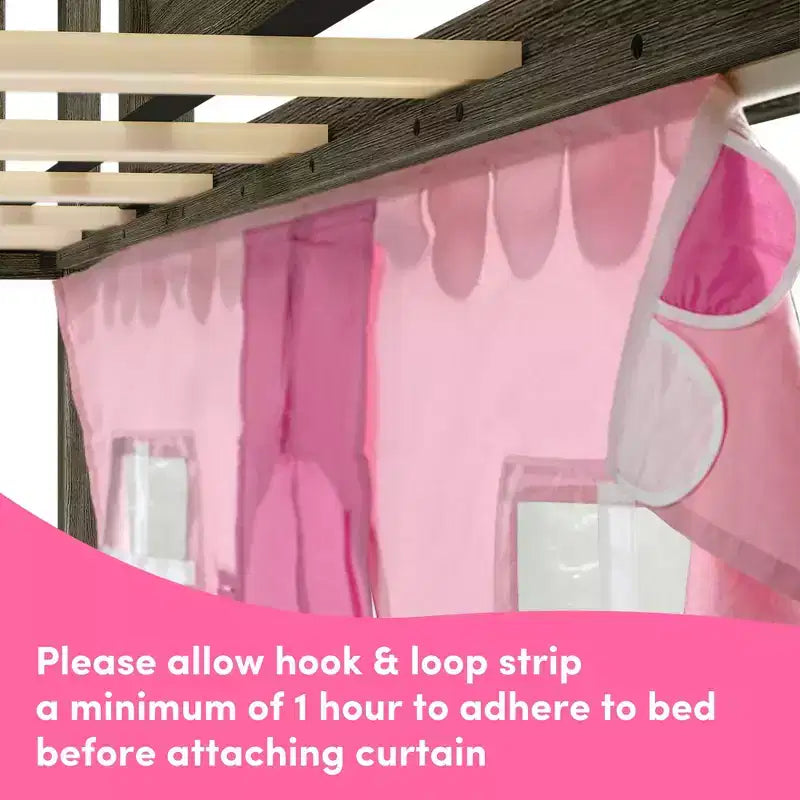 Letto a castello basso Twin su Twin con scale, scivolo facile e tenda in stile rustico rosa chiaro e bianca