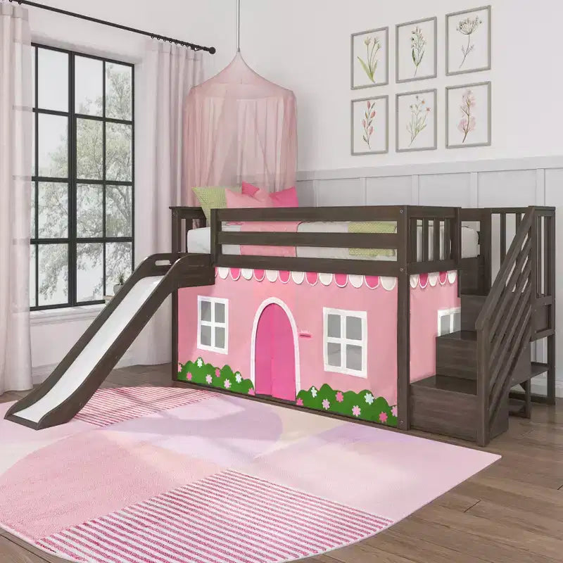 Letto a castello basso Twin su Twin con scale, scivolo facile e tenda in stile rustico rosa chiaro e bianca