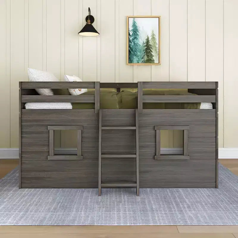 Letto a soppalco basso matrimoniale in stile rustico con 2 finestre