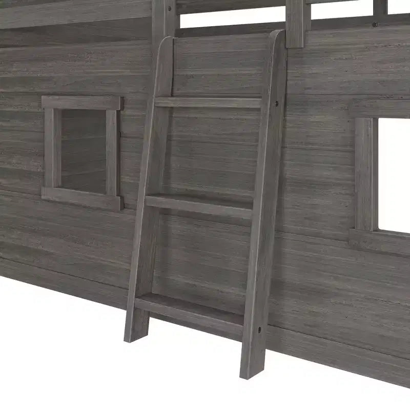 Letto a soppalco basso matrimoniale in stile rustico con 2 finestre