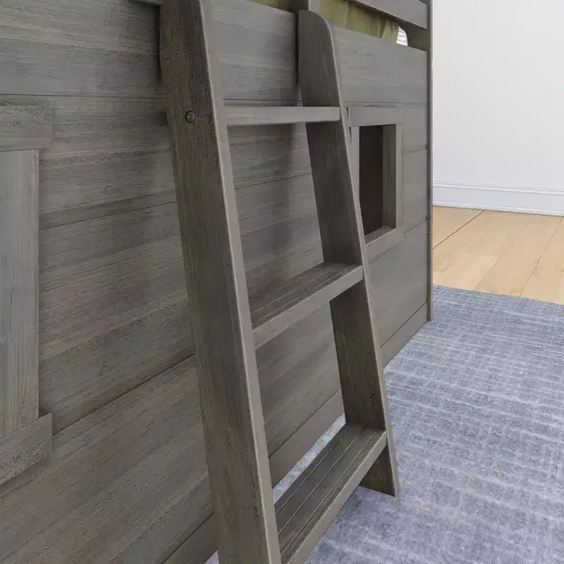 Letto a soppalco basso matrimoniale in stile rustico con 2 finestre