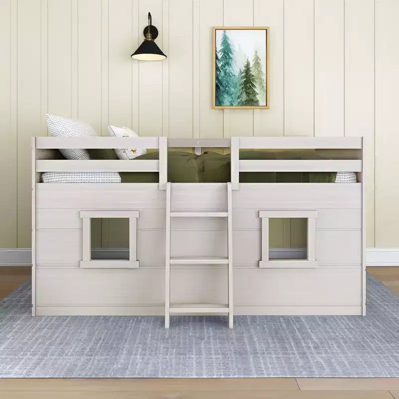 Letto a soppalco basso matrimoniale in stile rustico con 2 finestre