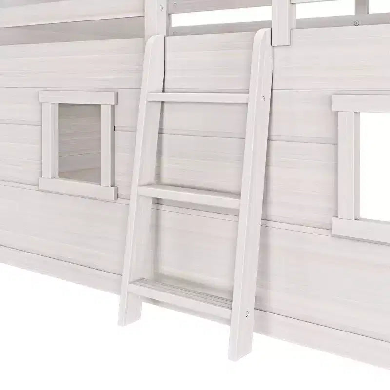 Letto a soppalco basso matrimoniale in stile rustico con 2 finestre