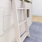 Letto a soppalco basso matrimoniale in stile rustico con 2 finestre