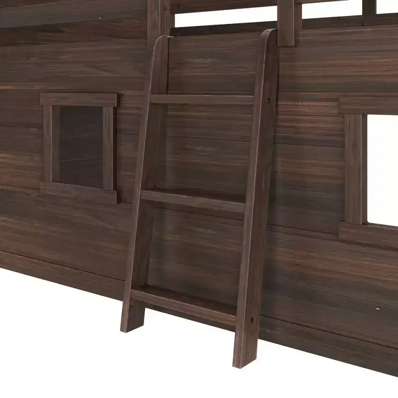 Letto a soppalco basso matrimoniale in stile rustico con 2 finestre