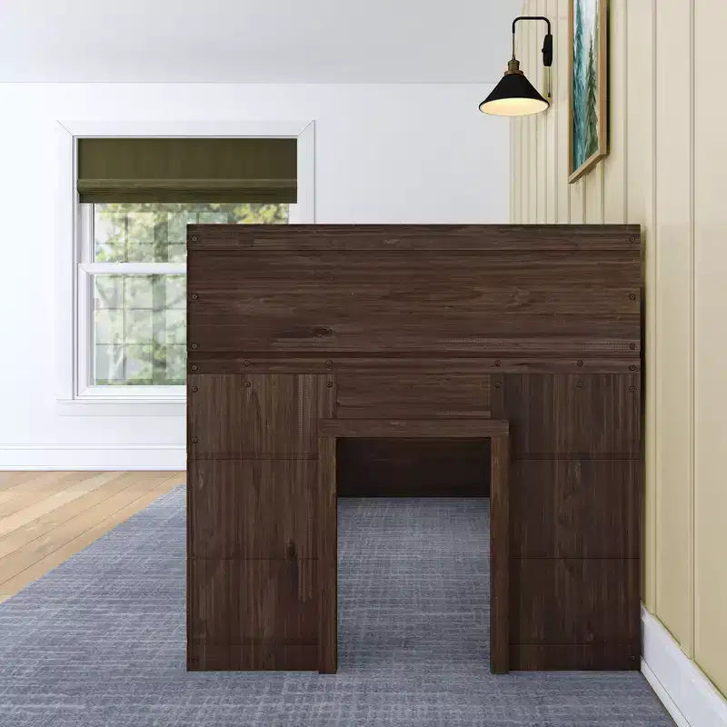 Letto a soppalco basso matrimoniale in stile rustico con 2 finestre