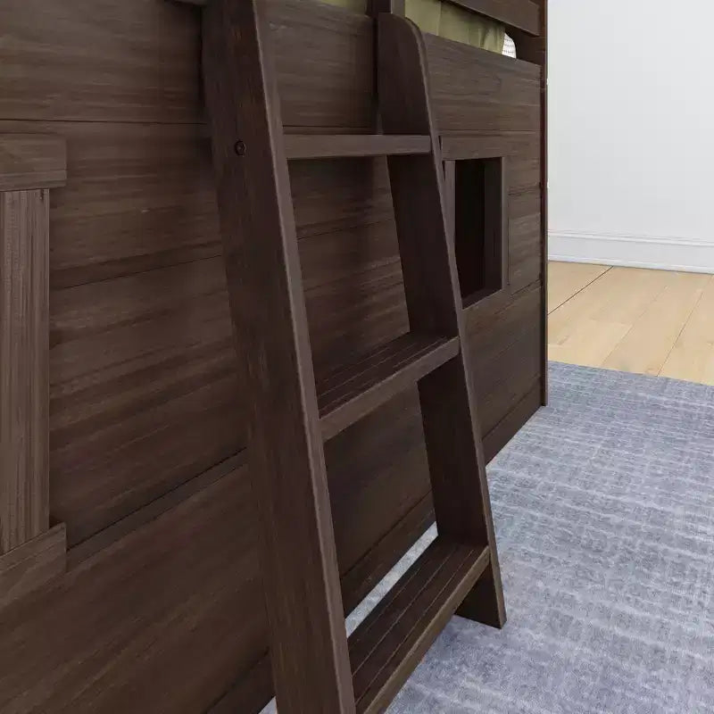 Letto a soppalco basso matrimoniale in stile rustico con 2 finestre