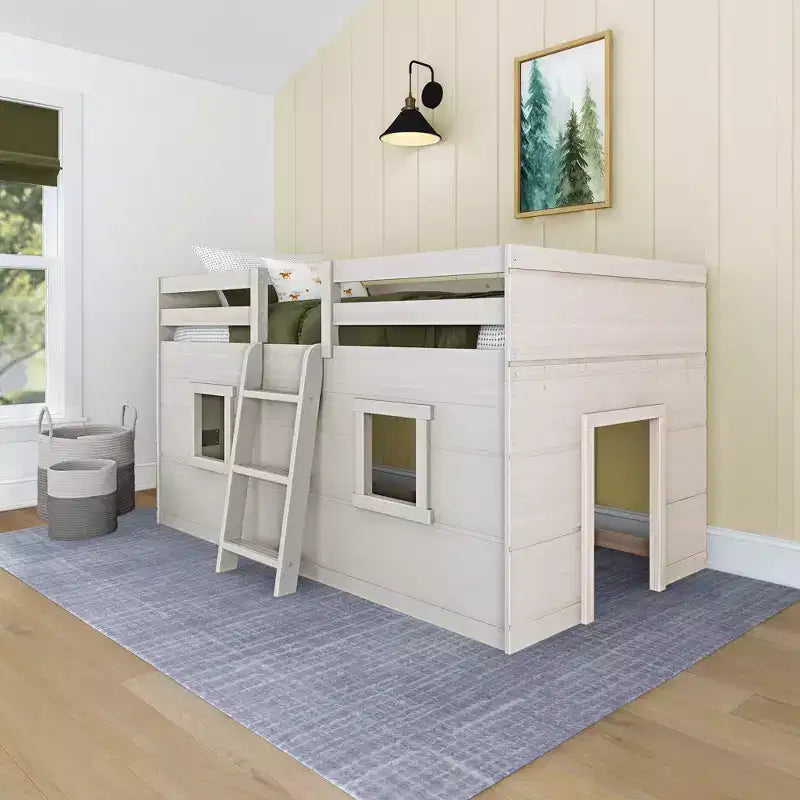 Letto a soppalco basso matrimoniale in stile rustico con 2 finestre