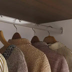 Armadio a 4 ante Famapy in stile rustico, bianco, con illuminazione a LED e cassetti contenitori