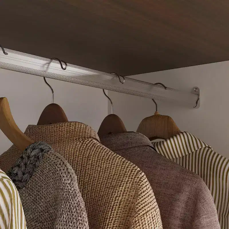 Armadio a 4 ante Famapy in stile rustico, bianco, con illuminazione a LED e cassetti contenitori