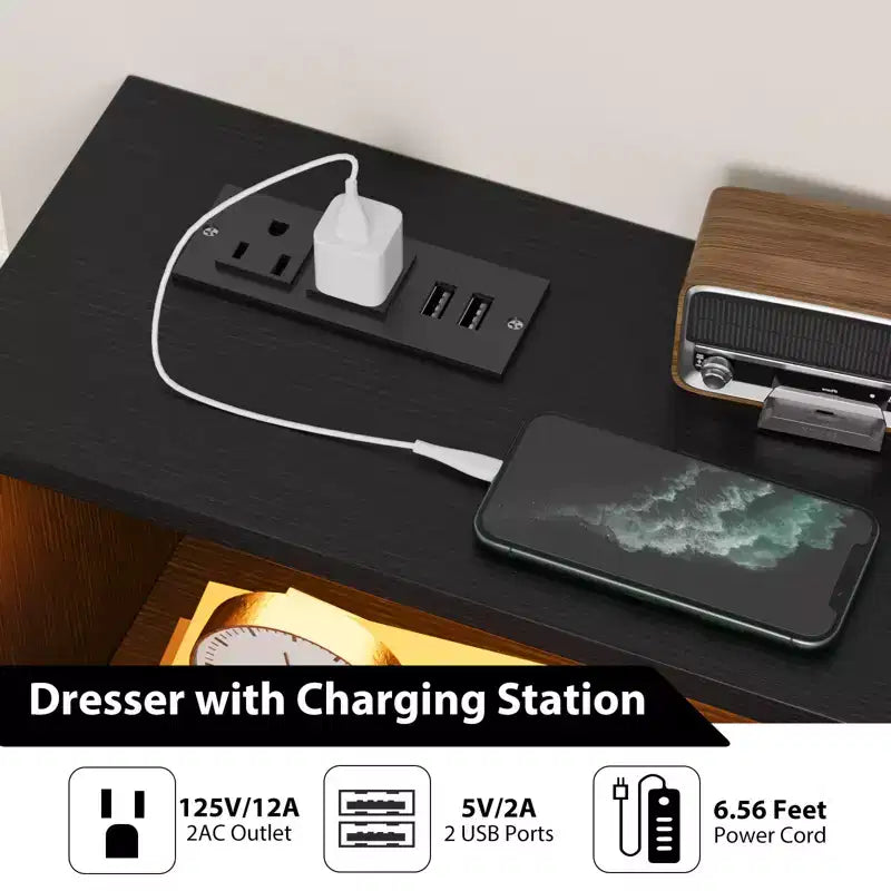 Cassettiera Nera con Striscia LED, Comò Moderno a 6 Cassetti, Stazione di Ricarica, Ripiano Aperto, Ampio Mobile Credenza in Legno per Camera da Letto, Soggiorno