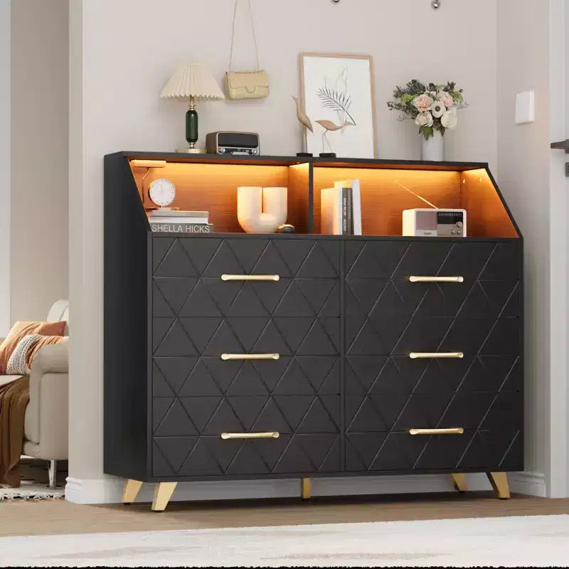 Cassettiera Nera con Striscia LED, Comò Moderno a 6 Cassetti, Stazione di Ricarica, Ripiano Aperto, Ampio Mobile Credenza in Legno per Camera da Letto, Soggiorno